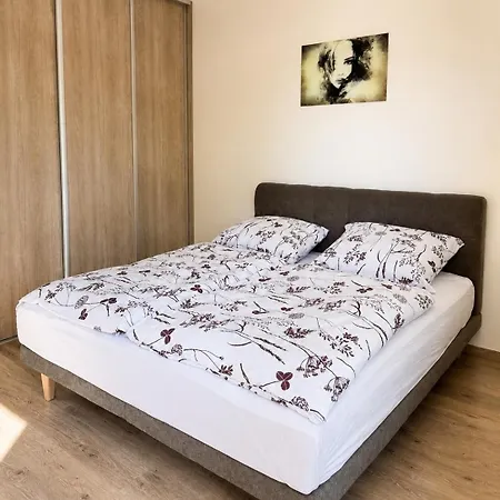 Centrum Bb S Balkonom A Parkovanim شقة بانْشكا بيشتريتْسا